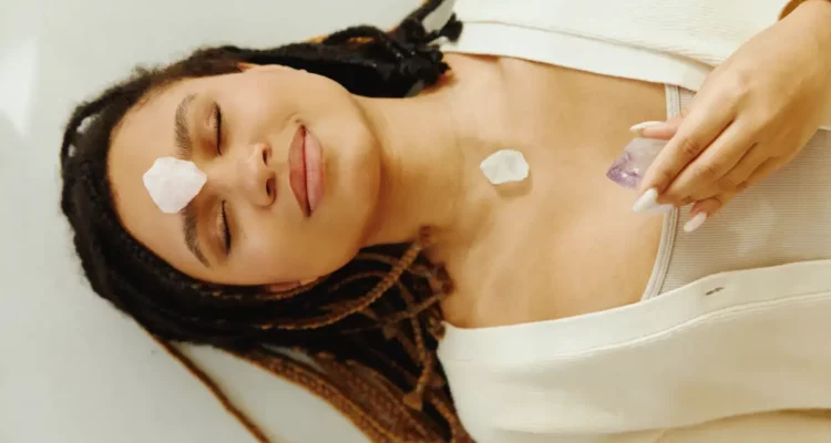 Lithothérapie et heures miroirs : découvrez des liens étonnants