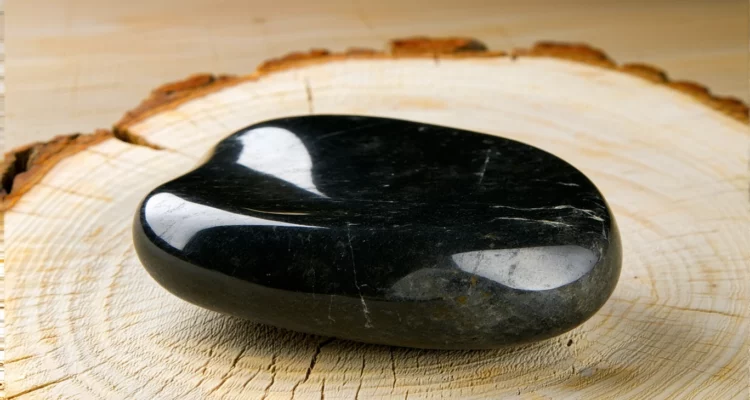 La SHUNGITE découvrez les vertus naturelles de cette pierre de protection
