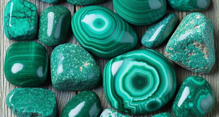 Pierre de malachite : accompagner le changement en conscience