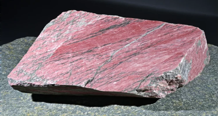 Pierre de rhodonite : apaiser les tensions relationnelles