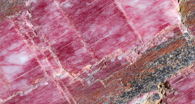 Rhodonite : vertus, utilisation et entretien